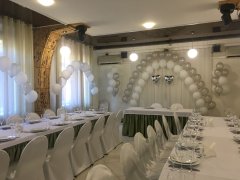 Белое оформление зала шарами