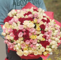 Букет из 21 кустовой розы &laquo;Чувство влюблённости&raquo;