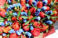 Съедобный букет из клубники