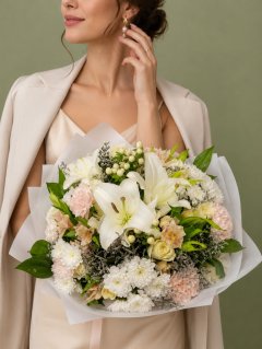 Букет с лилией &laquo;Анютка&raquo;