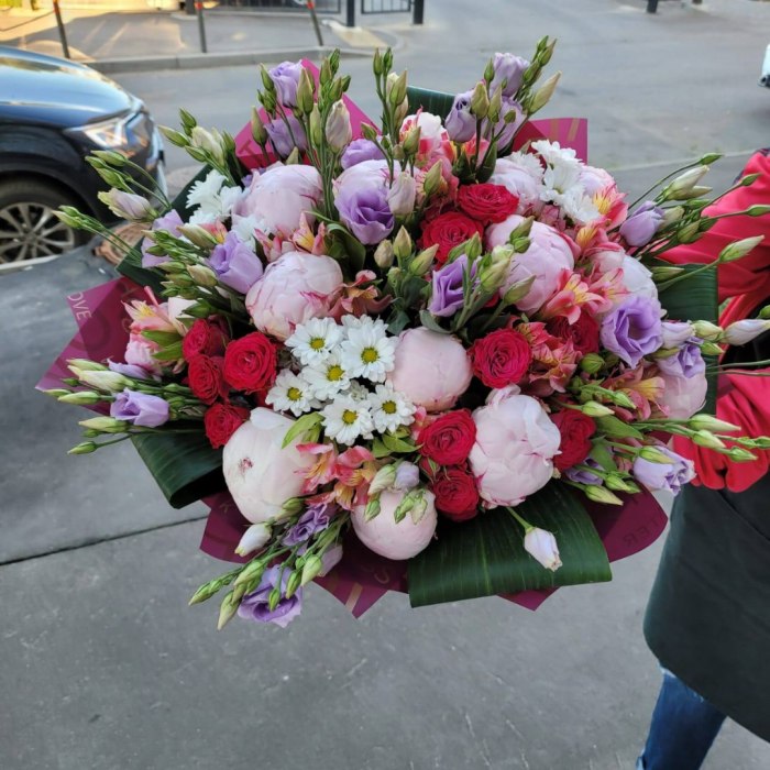 Букет с пионами и эустомой «Великолепие» — доставка цветов Королёве