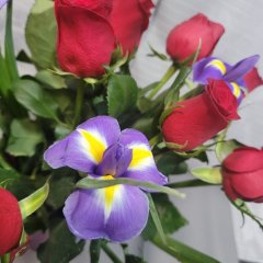 Букет с ирисами &laquo;Удача&raquo;