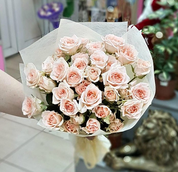 Букет из 7 кустовых роз «Персиковое настроение» — доставка цветов Королёве