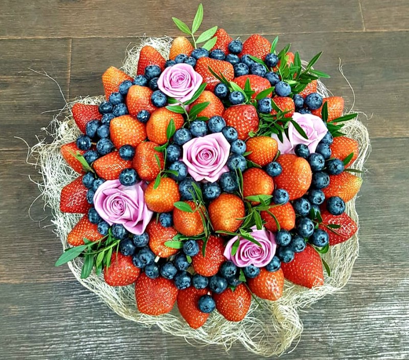 Съедобный букет в лукошке &laquo;Клубника&raquo;